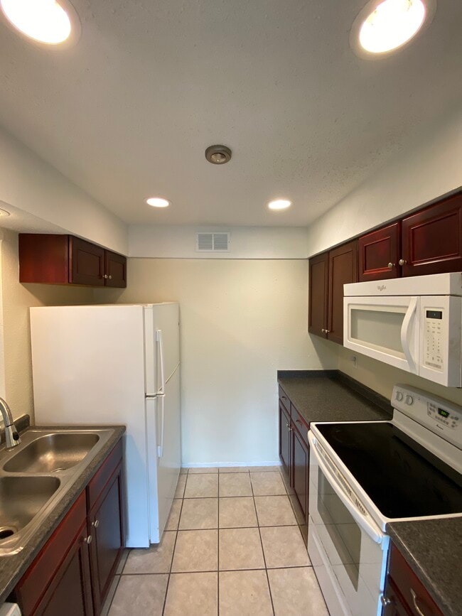 Building Photo - 2704 Stonehaven Ct