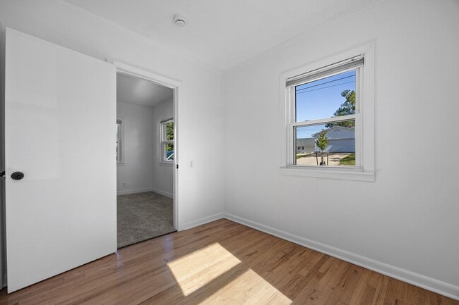 Building Photo - Well Cared for Single Family Home in Conve...