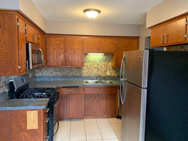 Building Photo - 2237 Hampshire Ave S