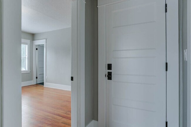 Building Photo - Nicely Renovated Top Floor Corner 1-Bed w/...