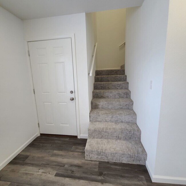 Building Photo - Townhomes Now Available in Strafford MO!