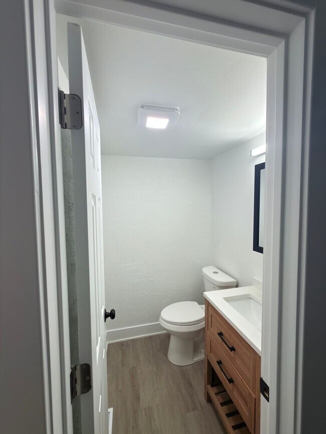 Building Photo - Freshly Renovated 3 Bedroom, 1.5 Bath Townhome in Joliet