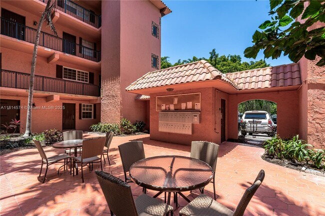 Building Photo - 680 Tennis Club Dr