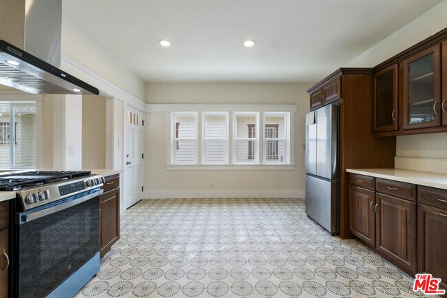 Building Photo - 1828 W 41st Pl