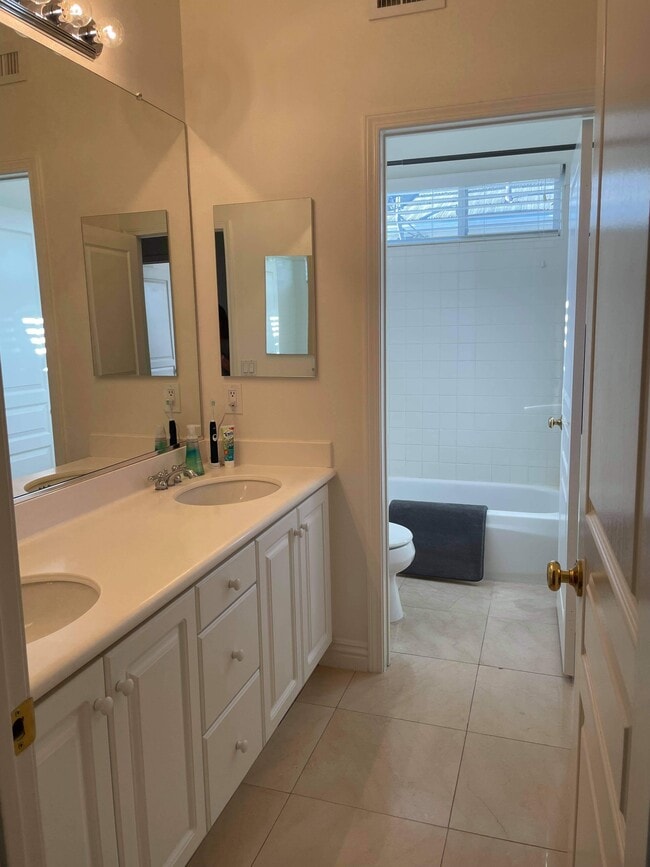 Building Photo - 31 Ledgewood Dr