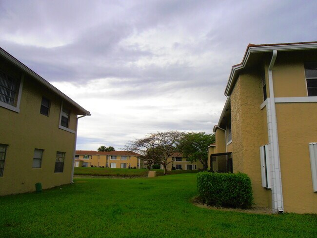 Building Photo - 877 Twin Lakes Dr