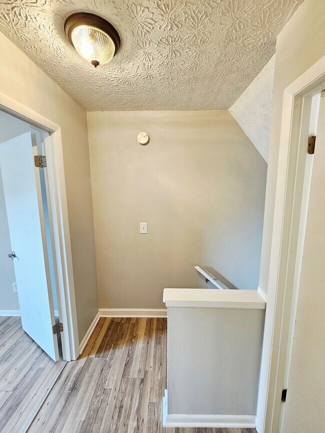 Building Photo - MOVE-IN READY! 2BR Townhome in Clintonville near OSU – W/D, Parking, Pet Friendly