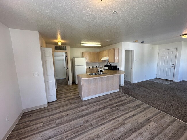 Building Photo - Upper Level 2 Bedroom 1 Bath Apartment