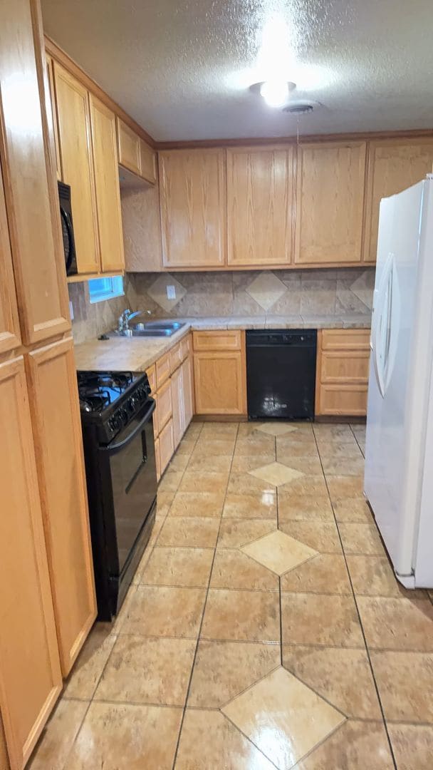 Building Photo - 3 bedroom 1.5 bathroom! HOUSING ACCEPTED!