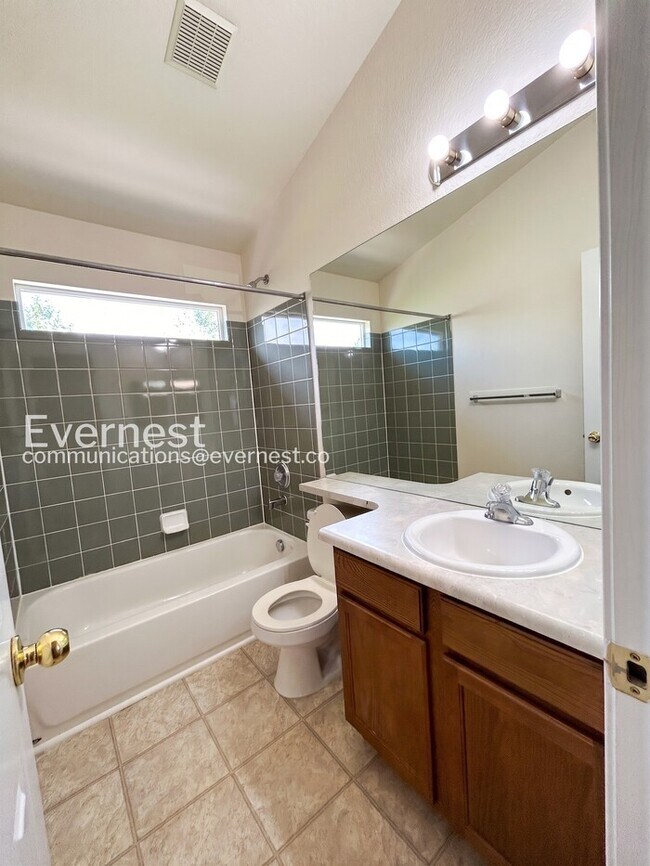 Building Photo - 3 Bed, 2.5 Bath Home with Fenced Yard & Garage / Available Soon!