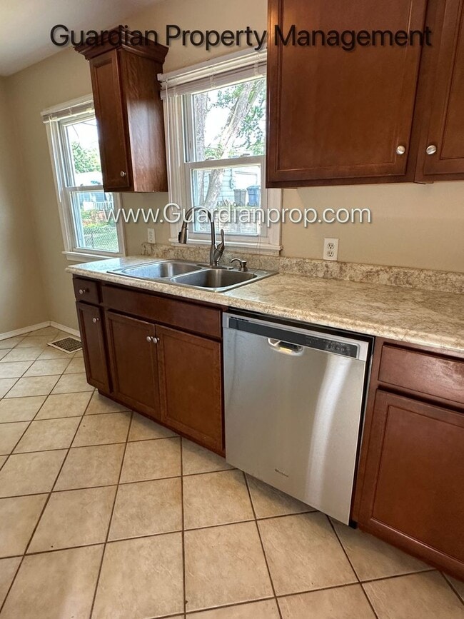 Building Photo - South Minneapolis Single Family Home, Dishwasher, Garage, 2 Baths, Video Walkthrough