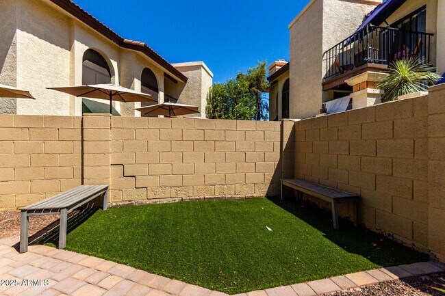 Building Photo - 4932 E Siesta Dr