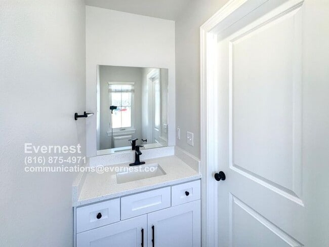 Building Photo - Beautiful 3-Bedroom Townhome with Modern A...