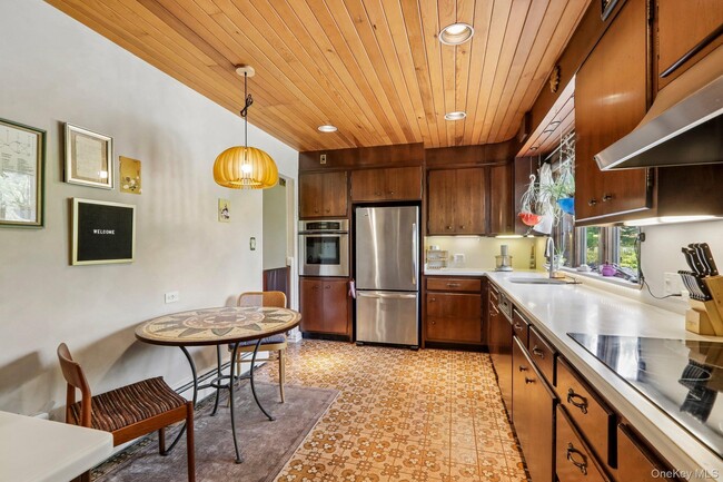 Building Photo - 181 Finmor Dr