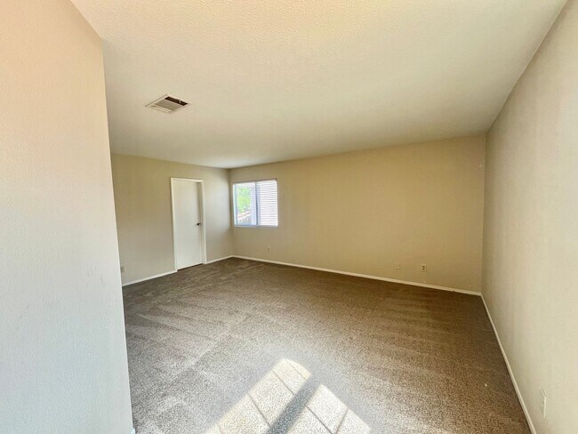 Building Photo - Gorgeous 4 Bedroom Home with Pool & Spa Located in The Lakes