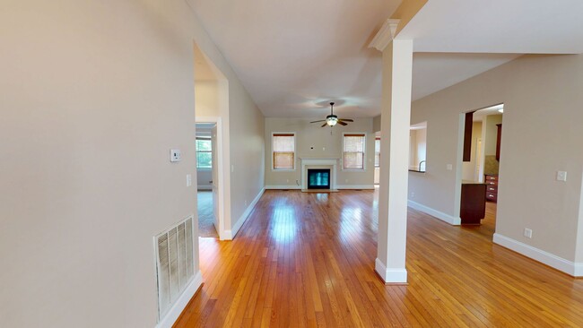 Building Photo - Large 5 Bedroom with Large Fenced in Back ...