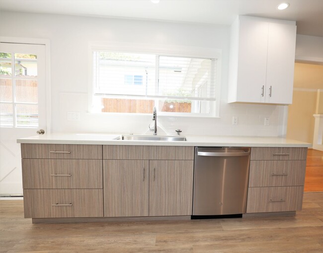 Building Photo - Beautifully Remodeled 3 Bed/2 Bath House i...