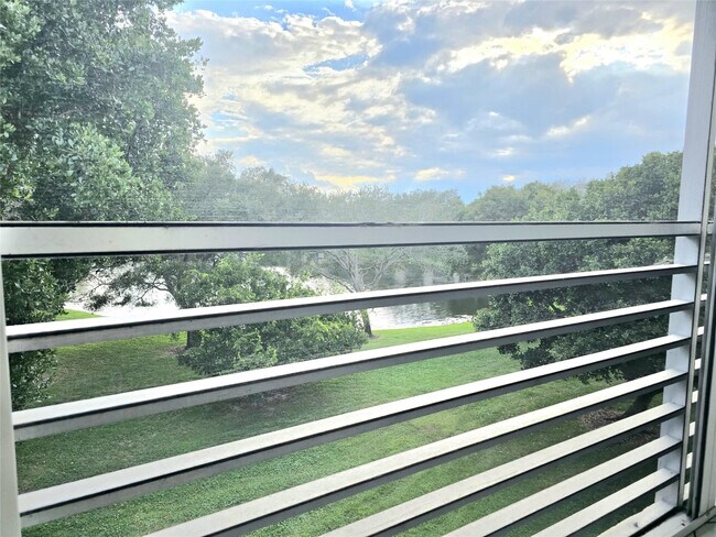 Building Photo - 2305 Lucaya Ln