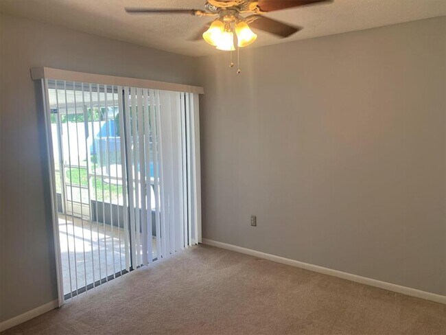 Building Photo - 523 Spring Oaks Blvd