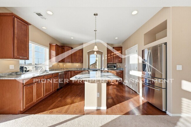 Building Photo - Gorgeous Home with Central AC and Washer/D...