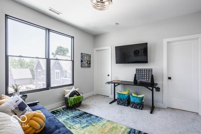 Building Photo - Beautiful townhome located off 16th and College. Pets allowed for an additional $1,000 non refund...