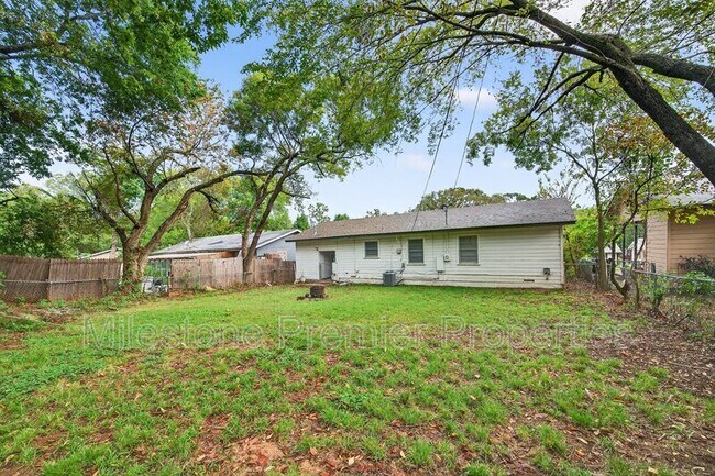 Building Photo - 1112 Redbud Rd
