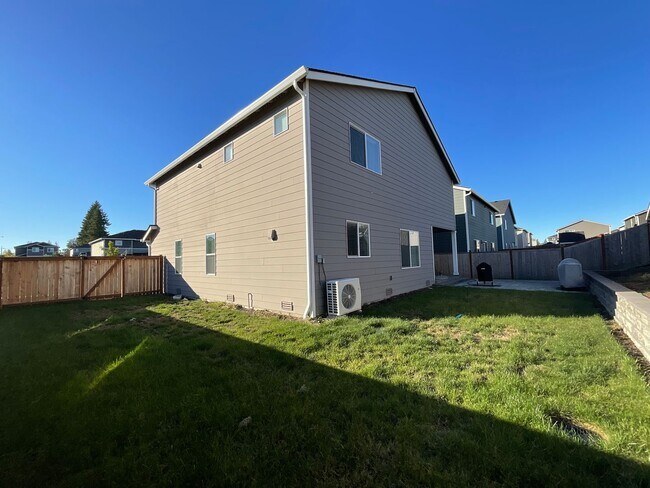 Building Photo - Beautiful 4 Bedroom, 2.5 Bath Home Availab...