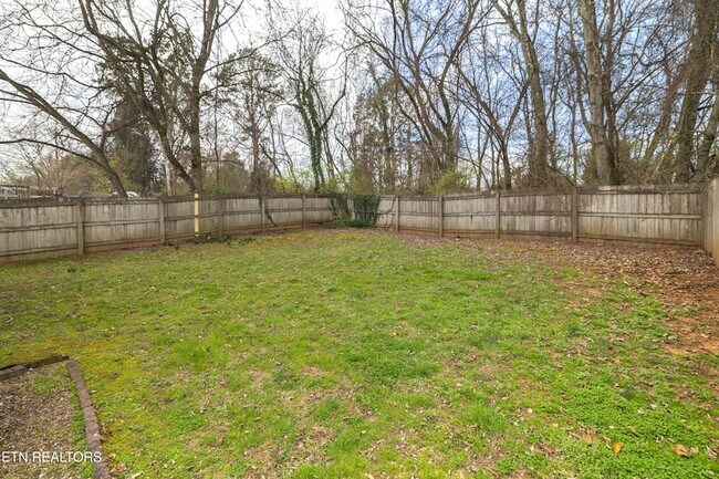 Building Photo - 2013 Paris Rd NW