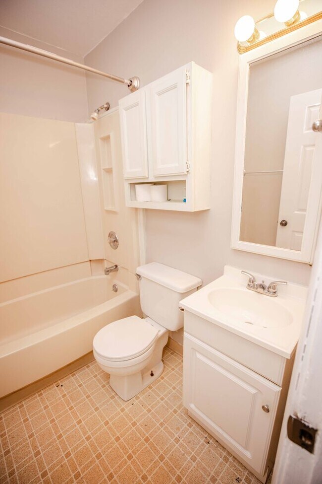 Building Photo - Nice ranch style three bedroom home in washington local schools