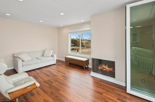 Building Photo - Stunning Ocean Beach Top Floor Corner Beac...