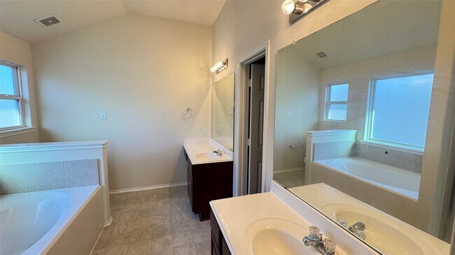 Building Photo - 914 Crestmont Trail Dr