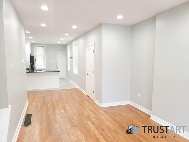 Building Photo - 3 bedroom/2 bath House in Brewerytown, Phi...