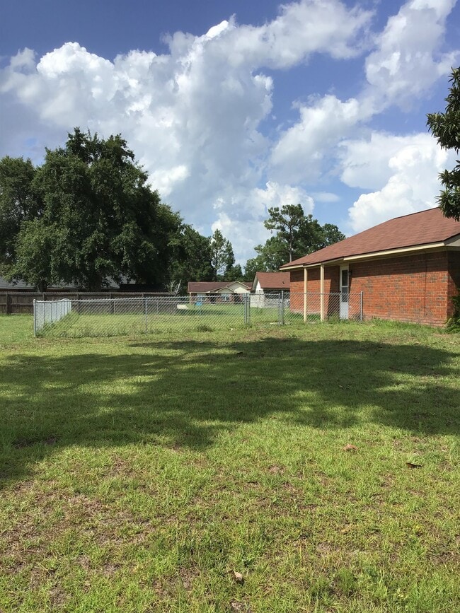 Building Photo - 13 Shayna Dr