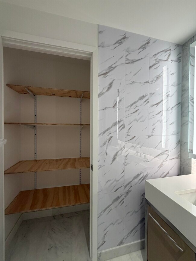 Building Photo - 75 Park Ln S