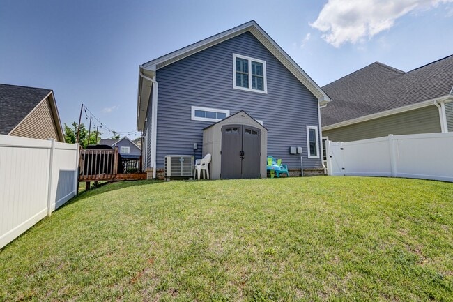 Building Photo - 105 Ridgeline Ln