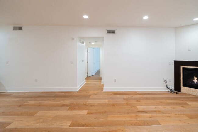 Building Photo - Stunning 3 Bedroom/ 3 Bathroom $4,950/mo.