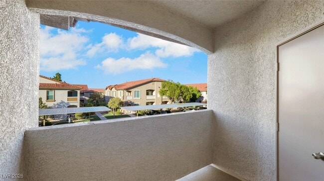 Building Photo - 2305 W Horizon Ridge Pkwy