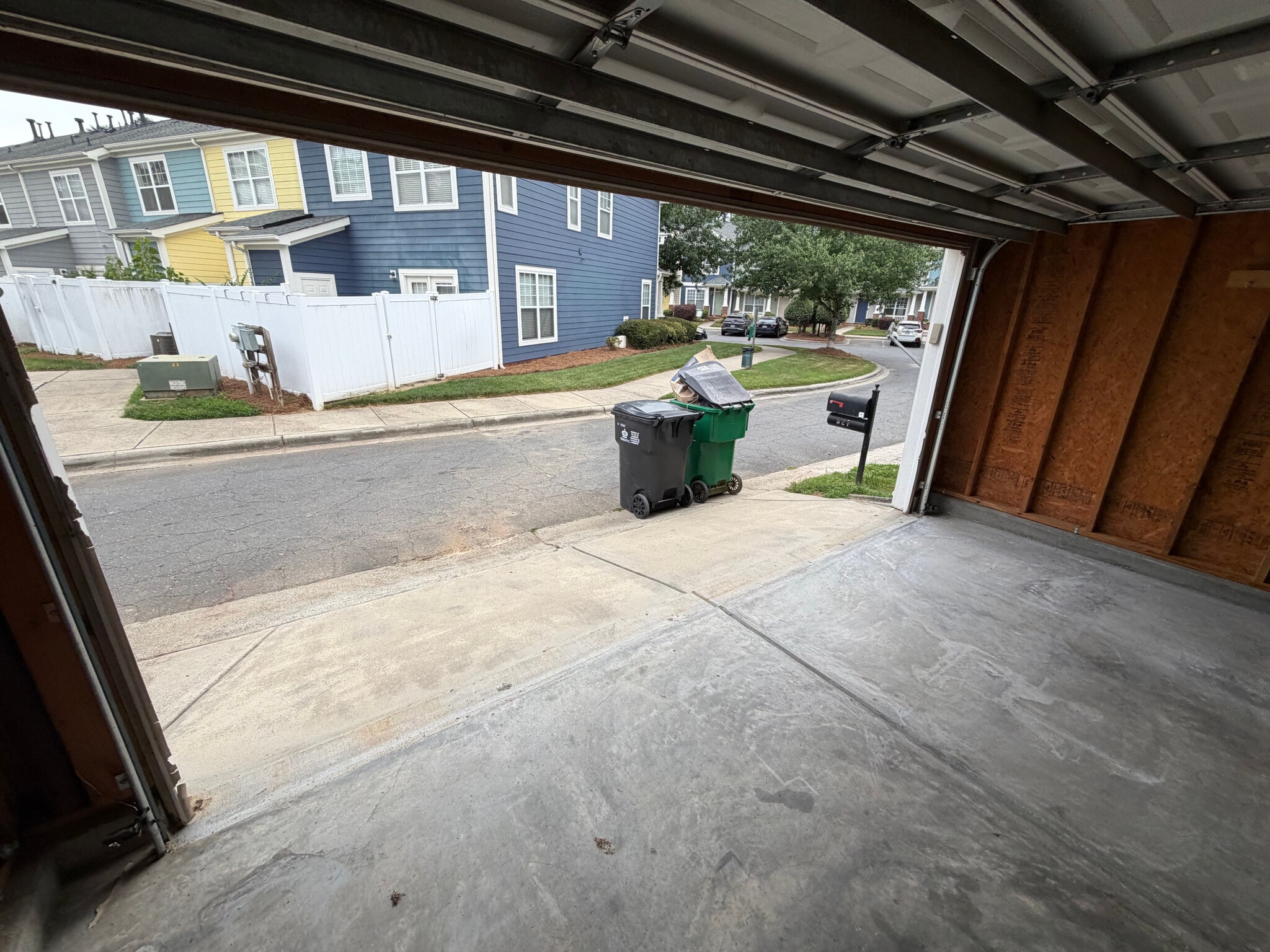 Building Photo - Room in House on Dubois Court