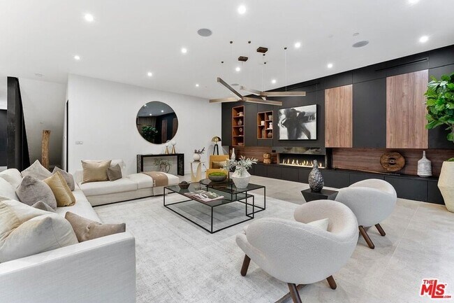 Building Photo - 9031 Alto Cedro Dr