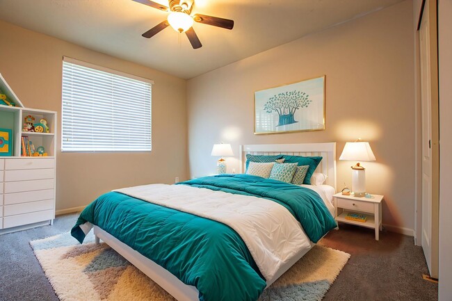 Building Photo - Extremely Spacious 3 Bedroom / 2.5 Bath Home in Bellevue!