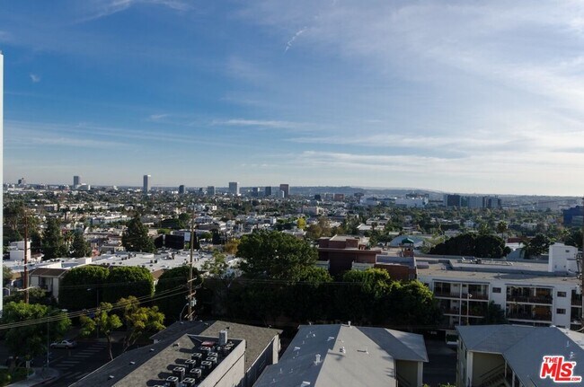 Building Photo - 1131 Alta Loma Rd