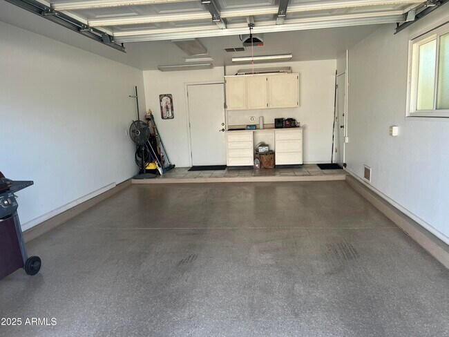 Building Photo - 10827 W Santa Fe Dr