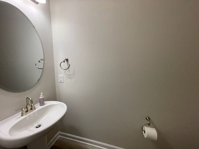 Building Photo - Like New Townhome in South & Main, Fuquay-Varina!