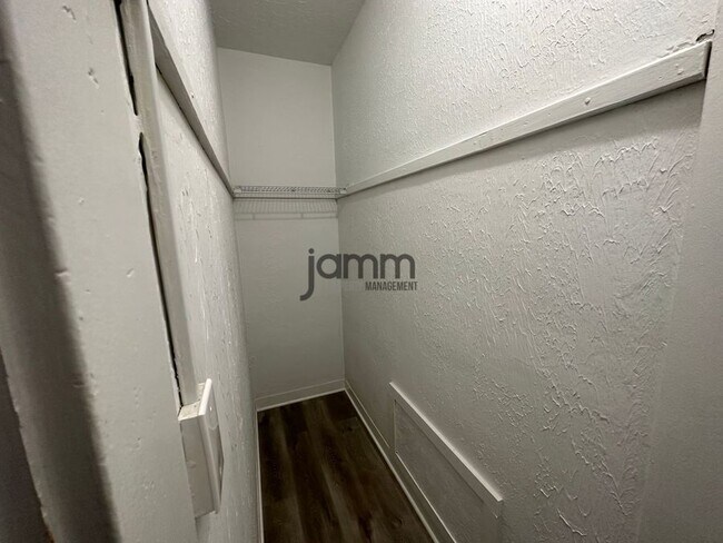 Building Photo - 3026 Monroe Ave