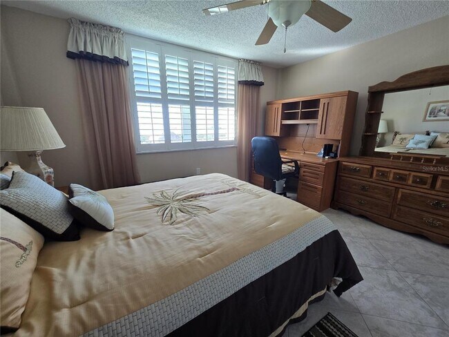 Building Photo - 634 Edgewater Dr