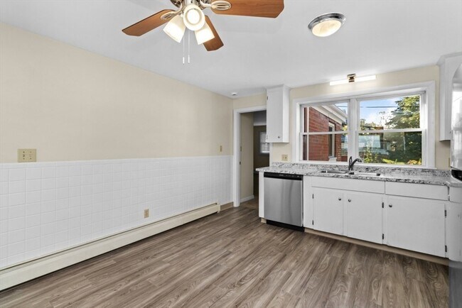 Building Photo - 623 Quincy Shore Dr