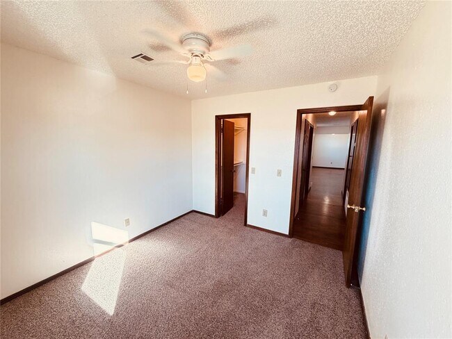 Building Photo - 320 Falcon Ct