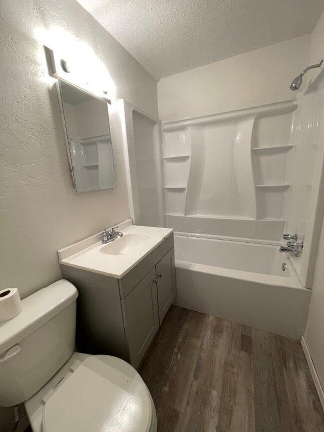 Building Photo - New paint, 3 bed 1 bath 1 car in SE Okc!
