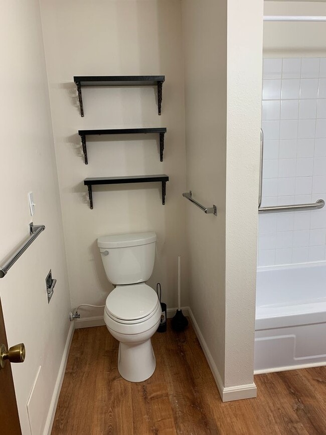 Building Photo - AVAILABLE NOW!! West side - 2 Bdrm, 1 Bath