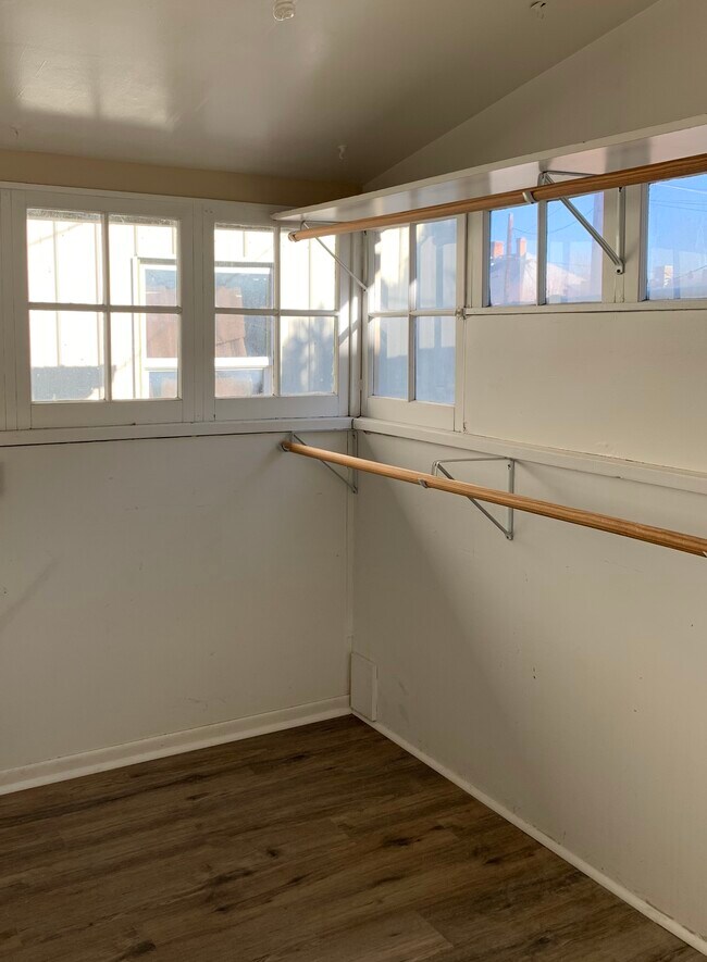 Building Photo - 902 Ouray Ave